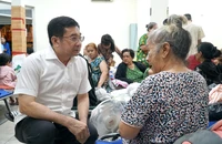 Phó Chủ tịch Thường trực UBND TP. HCM Dương Ngọc Hải thăm các gia đình vụ cháy ở hẻm 42 Trần Đình Xu, quận 1