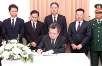 Lãnh đạo TP.HCM đến viếng, ghi sổ tang Đại tướng Khamtay Siphandone, nguyên Chủ tịch nước Lào