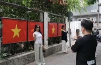 Giới trẻ TP.HCM nô nức săn ảnh mừng 50 năm thống nhất đất nước