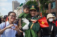 Chiến sĩ diễu binh bịn rịn chia tay người yêu sau lễ tổng duyệt đại lễ 30-4