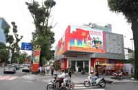 TP.HCM: Nhiều nơi rực rỡ cờ, hoa chào mừng Đại hội Đảng bộ TP.HCM lần thứ I
