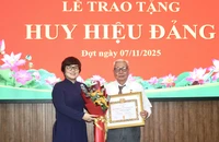 Các phường ở TP.HCM trao Huy hiệu Đảng đến đảng viên cao tuổi dịp 7-11