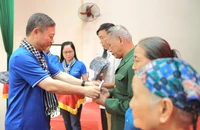 Đoàn cán bộ Ban Tuyên giáo, dân vận, báo chí, xuất bản TP.HCM trao quà tại Thái Nguyên