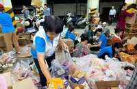 TP.HCM: Xuyên đêm gói từng thùng hàng cứu trợ gửi đến đồng bào miền Trung