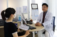 BS CKII Trần Minh Khuyên trò chuyện với một bệnh nhân mắc bệnh về tâm thần do gặp áp lực chuyện gia đình.