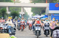 Công nhân một công ty trên địa bàn TP.HCM vào giờ tan ca.