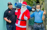 Ông già Noel Phạm Thanh Bình đã trao bình ôxy cho hơn 3.000 bệnh nhân nghèo Ảnh: THẢO PHƯƠNG