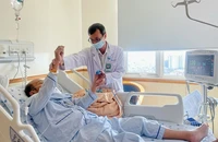 Bác sĩ BV ĐH Y Dược TP.HCM đang thăm khám cho một bệnh nhân bị đột quỵ. Ảnh: THẢO PHƯƠNG