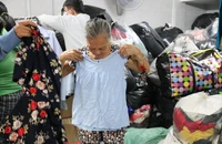 Đông đúc người dân đến “gian hàng 0 đồng” sắm đồ Tết. Ảnh: HỒNG THẮM 