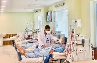 Bác sĩ đang thăm khám cho bệnh nhân tại khoa Nội thận - Lọc máu BV Thống Nhất TP.HCM. Ảnh: THẢO PHƯƠNG