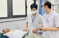 Một bệnh nhân bị tai nạn giao thông đang được cấp cứu tại BV Thống Nhất. Ảnh: BVCC