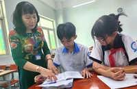 Cô Ngô Thị Thúy Loan, giáo viên Trường THCS Phú Thọ (quận 11), đang giảng bài cho học sinh. Ảnh minh họa: NGUYỄN QUYÊN