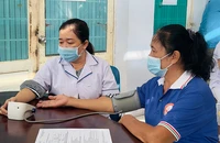 Người cao tuổi khám sức khỏe tại đợt triển khai thí điểm khám sức khỏe, phát hiện sớm bệnh không lây nhiễm ở người cao tuổi trên địa bàn TP.HCM năm 2023. Ảnh: TRẦN MINH