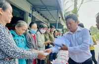 Báo Pháp Luật TP.HCM, Văn phòng Thừa phát lại Sa Đéc tặng quà tết tại Đồng Tháp
