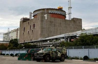 Xe tăng của Nga bên ngoài nhà máy điện hạt nhân Zaporizhzhia. ẢNH: REUTERS