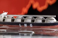 Mô hình tàu chở nhiên liệu hóa lỏng (LNG). ẢNH: REUTERS