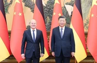 Thủ tướng Đức Olaf Scholz (bên trái) và Chủ tịch Trung Quốc Tập Cận Bình (bên phải). ẢNH: TÂN HOA XÃ