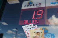 Vé số Powerball tại 1 cửa hàng tiện lợi ở bang California, Mỹ. ẢNH: CNBC