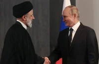 Tổng thống Nga - ông Vladimir Putin (bên phải) bắt tay với Tổng thống Iran - ông Ebrahim Raisi (bên trái). ẢNH: GETTY IMAGES