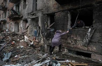 Khu dân cư ở TP Vyshhorod (tỉnh Kiev) bị hư hại nặng nề khi bị Nga pháo kích ngày 24-11. Ảnh: REUTERS