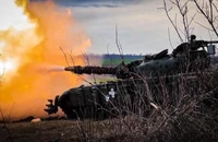 Xe tăng của quân Moscow tiến công tại chiến trường Donetsk ngày 30-11. ẢNH: AP