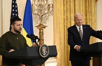 Tổng thống Ukraine - Volodymyr Zelensky (bên trái) và Tổng thống Mỹ Joe Biden (bên phải) trong cuộc họp báo tại Nhà Trắng hôm 22-12. Ảnh: AFP