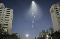 Hình ảnh từ vụ thử tên lửa khiến người dân lầm tưởng là UFO được chụp từ TP Goyang, Seoul (Hàn Quốc). Ảnh: AP