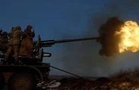 Quân Ukraine khai hỏa phản công các đợt không kích của quân Nga tại chiến trường Soledar (tỉnh Donetsk, Ukraine) ngày 10-1. Ảnh: REUTERS