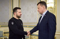 Tổng thống Ukraine - ông Volodymyr Zelensky (bên trái) và Bộ trưởng Quốc phòng Ba Lan Mariusz Blaszczak. Ảnh: PRESIDENT.GOV.UA