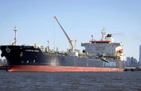 Tàu chở dầu Minerva Virgo của Nga cập cảng New York (Mỹ). Ảnh: REUTERS