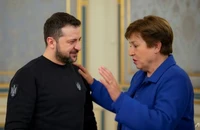 Tổng thống Ukraine - ông Volodymyr Zelensky và Giám đốc điều hành Tổ Chức Quỹ tiền tệ Quốc tế (IMF) bà Kristalina Georgieva. Ảnh: AFP