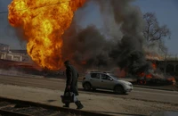 Một đám cháy bùng lên sau vụ pháo kích tại chiến trường tỉnh Kharkiv (Ukraine). Ảnh: REUTERS