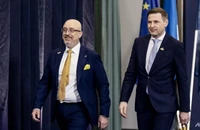 Bộ trưởng quốc phòng Ukraine - Oleksiy Reznikov (bên trái) và người đồng cấp Estonia - Hanno Pevkur trong cuộc họp các bộ trưởng quốc phòng EU ngày 8-3. Ảnh: AFP
