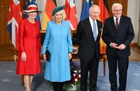 Theo thứ tự từ phải qua trái là Tổng thống Đức Frank-Walter Steinmeier, Vua Charles III, Hoàng hậu Camilla và Đệ nhất phu nhân Đức Elke Buedenbender. Ảnh: REUTERS