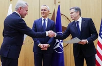 Từ bên trái qua là Ngoại trưởng Phần Lan Pekka Haavisto, Tổng thư ký NATO Jens Stoltenberg, và Ngoại trưởng Mỹ Antony Blinken. Ảnh: REUTERS