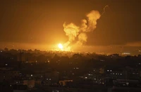 Khói và lửa bốc lên dữ dội do đợt không kích của quân Israel nhắm vào Dải Gaza trong ngày 7-4. Ảnh: AP