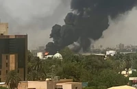 Đạn pháo khiến nhà dân tại thủ đô Khartoum (Sudan) bốc cháy. Ảnh: AFP