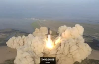 Hình ảnh cho thấy tàu vũ trụ của SpaceX phát nổ ngay trên bầu trời sau hơn 4 phút được phóng đi. Ảnh: AP