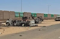 Những chiếc xe bị bom đạn phá hủy trên một đoạn đường phía nam thủ đô Khartoum (Sudan). Ảnh: AFP