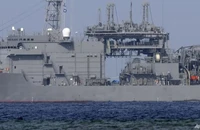 Tàu cứu hộ Chihaya của Lực lượng Phòng vệ Nhật ngoài khơi Ikemajima, tỉnh Okinawa (phía nam Nhật). Ảnh: AP.
