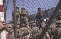 Lính Mỹ giúp sơ tán dân khỏi Afghanistan trước khi vụ đánh bom tại sân bay Kabul xảy ra. Ảnh: AP