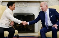 Tổng thống Mỹ Joe Biden (bên phải) và Tổng thống Philippines - Ferdinand Marcos Jr trong cuộc gặp hồi 1-5 tại Washington (Mỹ). Ảnh: AP 