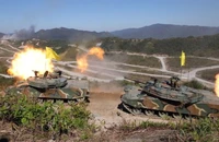 Xe tăng quân đội Mỹ và Hàn Quốc trong một cuộc tập trận tại Trường huấn luyện Seungjin ở TP Pocheon (tỉnh Gyeonggi, Hàn Quốc) hồi tháng 9-2011. Ảnh: KOREAN TIMES