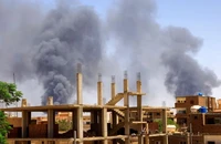 Các đợt không kích trong ngày 6-5 giữa hai phe xung đột phá hủy nhiều tòa nhà tại thủ đô Khartoum (Sudan). Ảnh: REUTERS