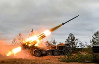 Binh chủng Moscow bắn pháo phản lực trong một cuộc tập trận tại TP Saint-Peterburg (Nga). Ảnh: MIL.RU