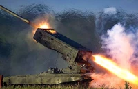 Quân Nga bắn pháo phản lực TOS-1 trong một cuộc tập trận gần tiền tuyến xảy ra xung đột với Ukraine. Ảnh: CREATIVE COMMONS