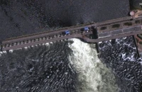Nước chảy ồ ạt do đập thủy điện Kakhovka (Kherson, Ukraine). Ảnh: REUTERS