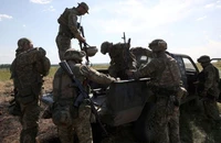 Lính Ukraine chuẩn bị ra tiền tuyến TP Bakhmut (tỉnh Donetsk, miền đông Ukraine) trong ngày 8-6. Ảnh: AFP