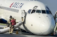 Máy bay Boeing 717 của hãng hàng không Delta Air Lines hạ cánh an toàn trước sự cố hỏng càng đáp trước. Ảnh: NBC NEWS