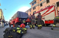 Lực lượng cứu hỏa tại hiện trường vụ cháy viện dưỡng lão Casa per Coniugi (TP Milan, Ý) ngày 7-7. Ảnh: EPA